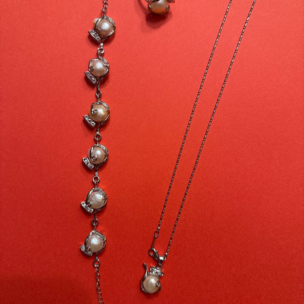 Silver and Cream Minimalist Necklace with Elegant Design
